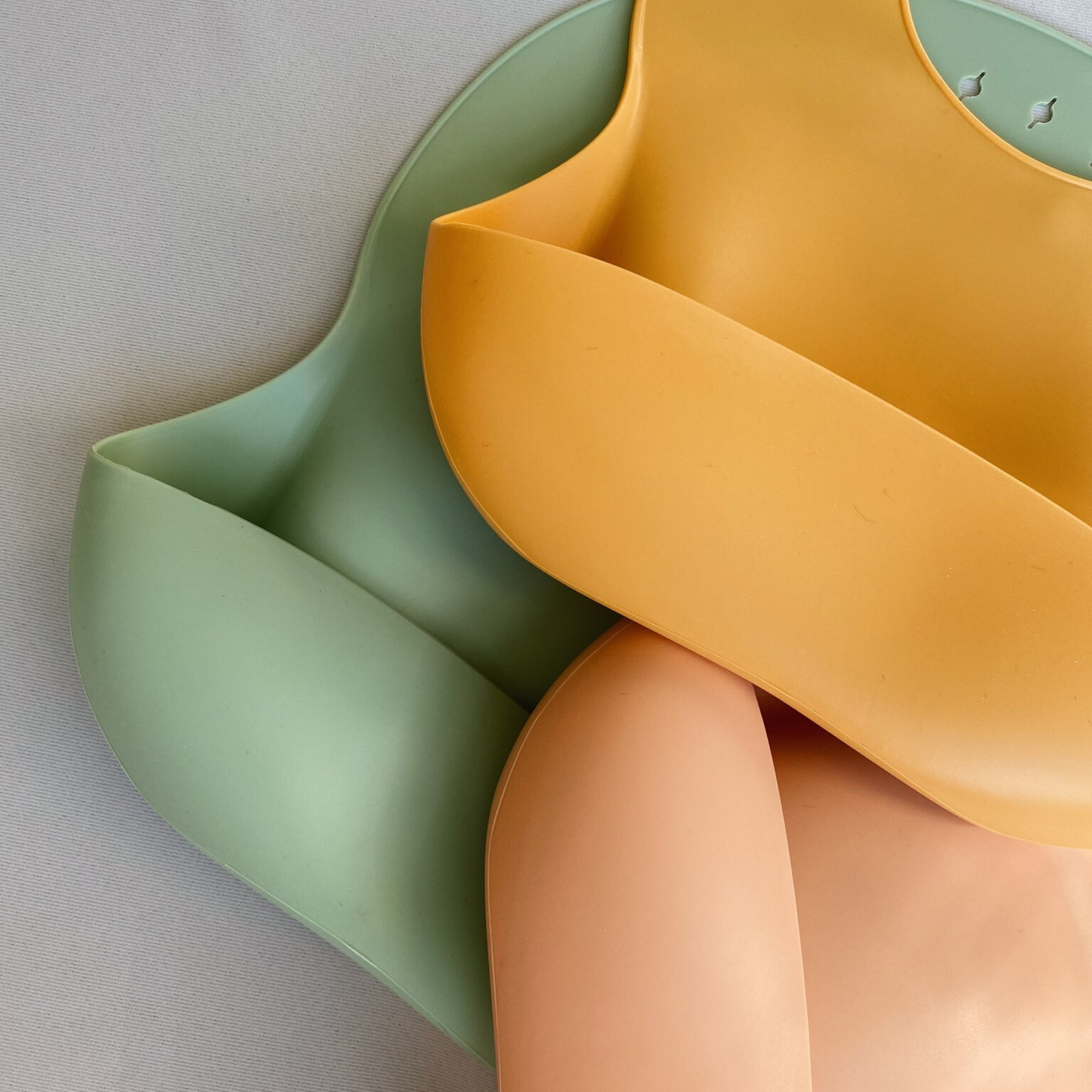 DAINTY DAISY - Silicone Bib | Peach