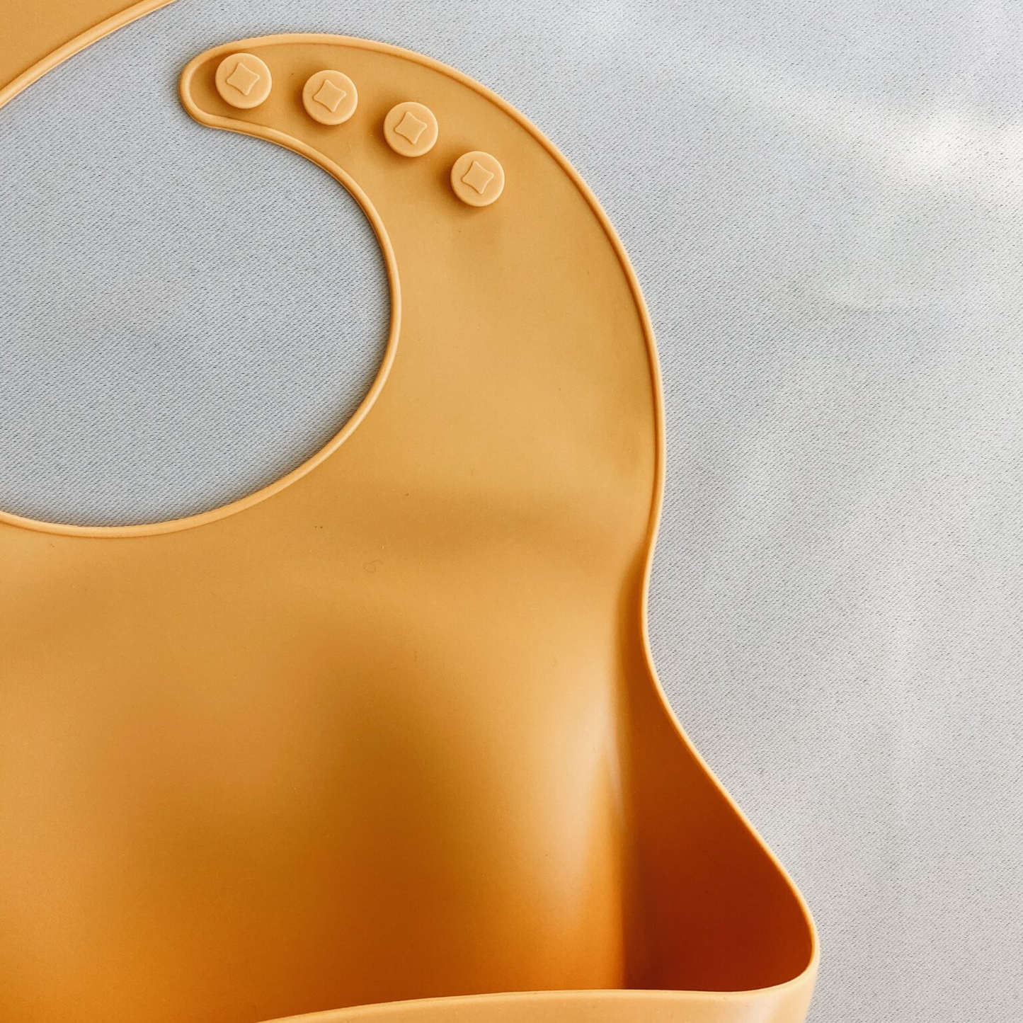 DAINTY DAISY - Silicone Bib | Yellow